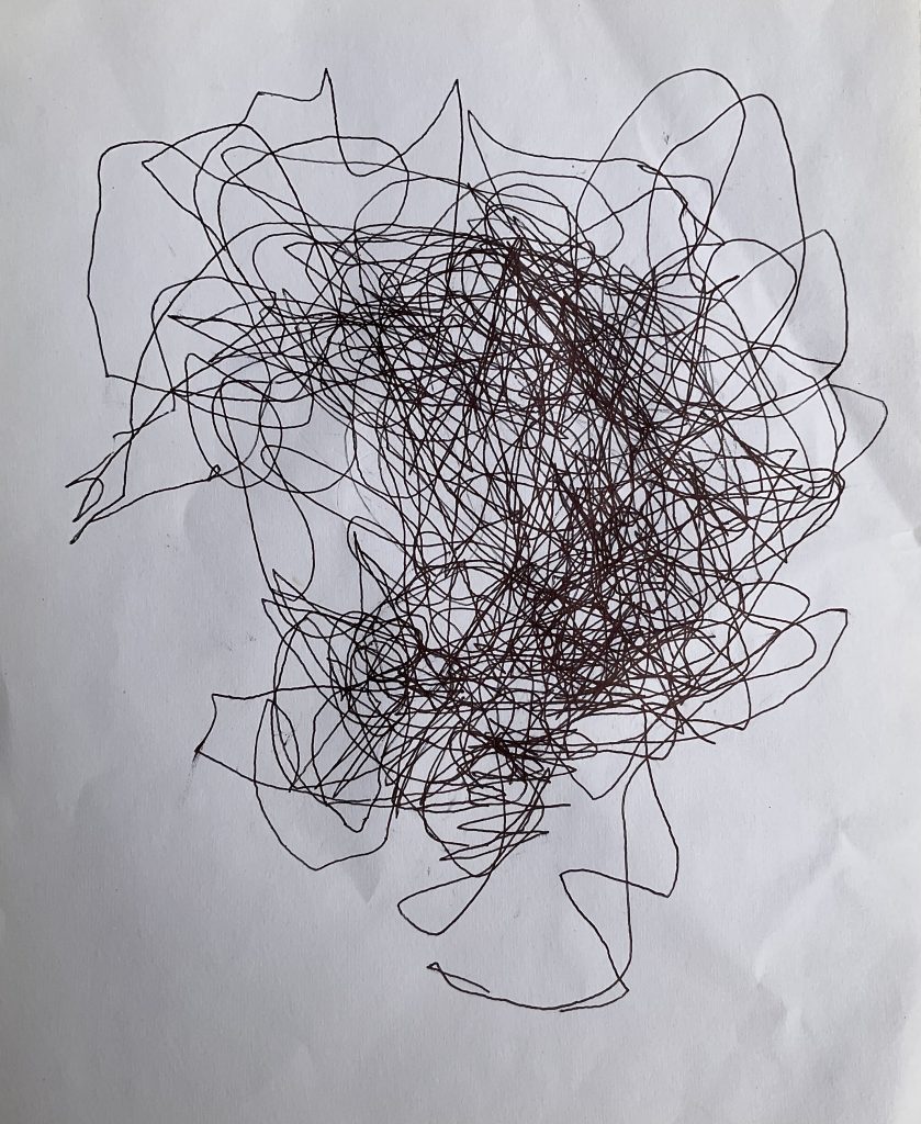 Abstrakte Zeichnung in Schwarz auf weißem Papier, entstanden mit geschlossenen Augen und der nicht-dominanten Hand als zehnminütiges Experiment. Die Linien verlaufen unkontrolliert, überlappen sich, wirken tastend und intuitiv – ein visuelles Echo auf die Themen von Synecdoche, New York: Identitätsauflösung, Fragmentierung und das Unsichtbare im Sichtbaren.