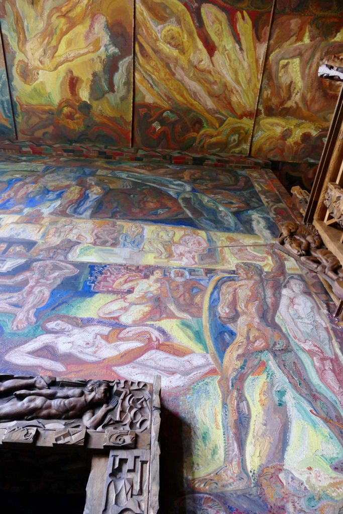Opulente expressionistische Wandmalereien im Eddasaal der Kunststätte Bossard
