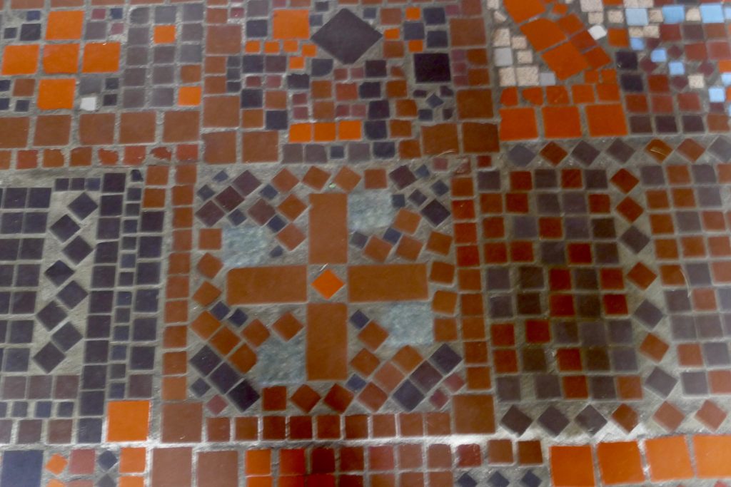 Übermalte Swastika im Eddasaal der Kunststätte Bossard
