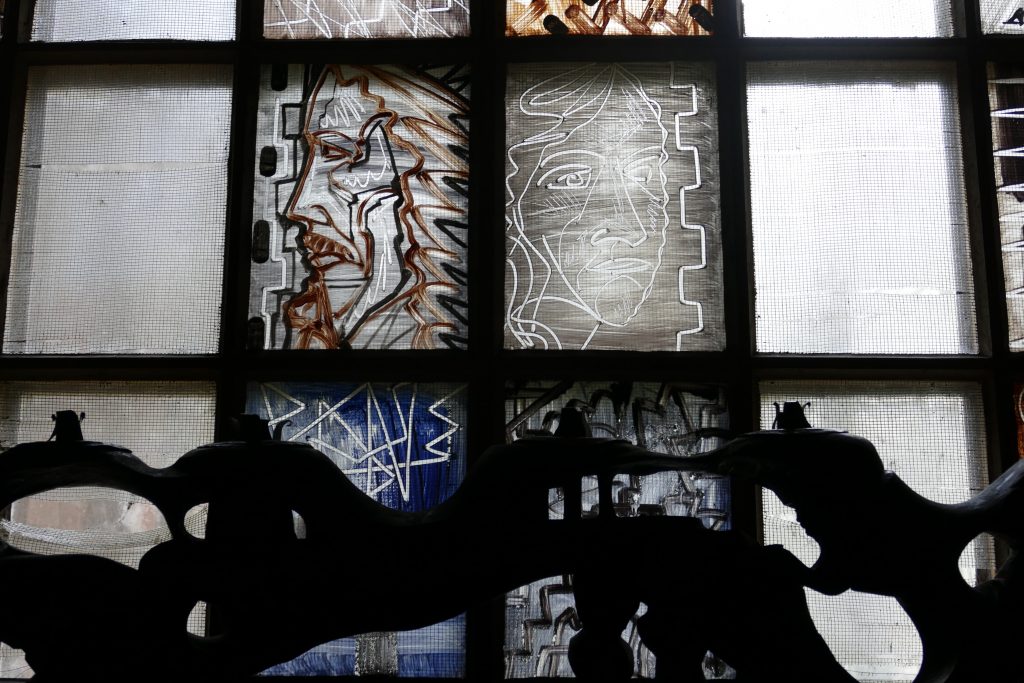 Glasbilder in der Kunststätte Bossard, Eddasaal