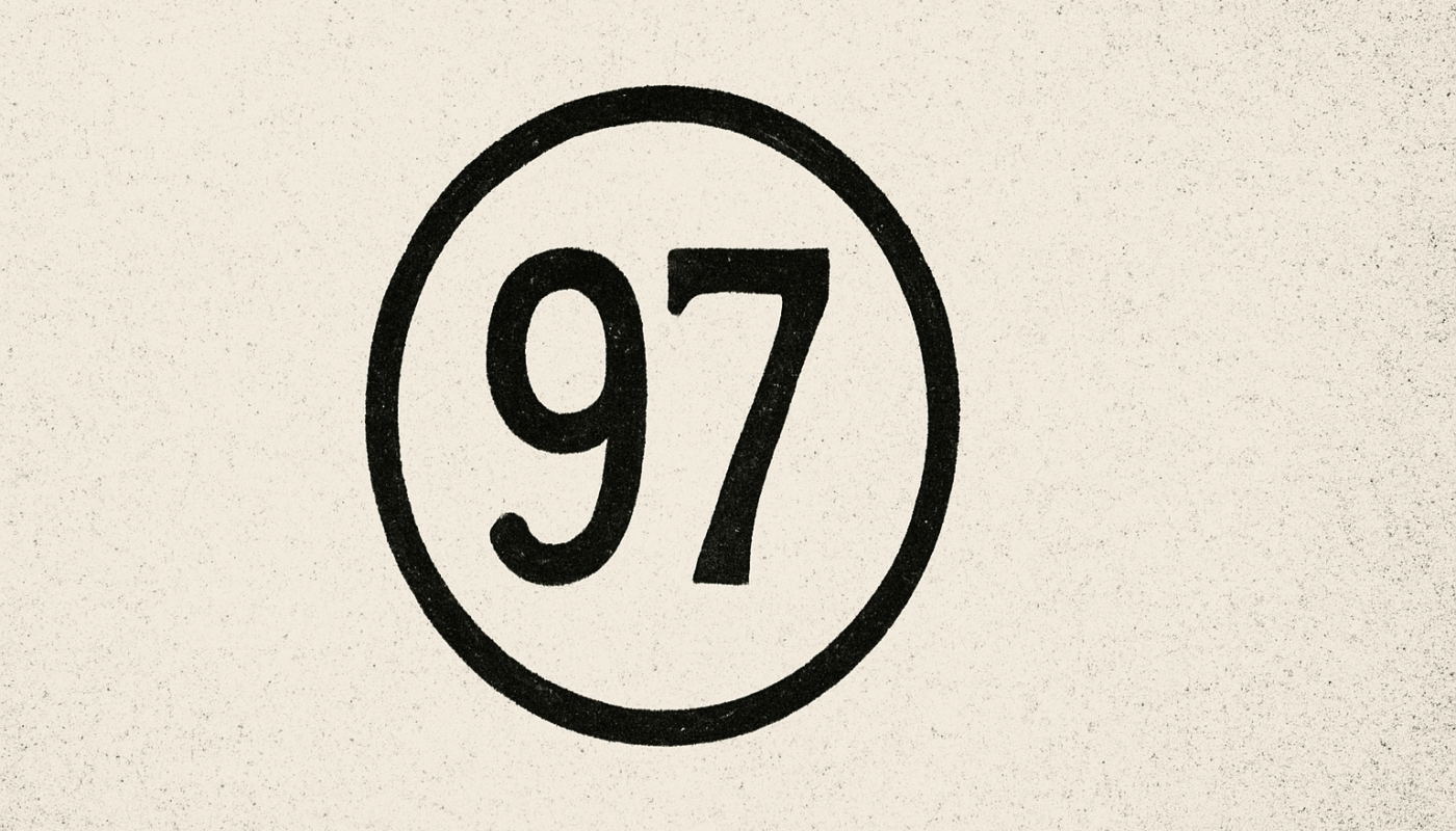 Schwarz umkreiste Zahl 97 auf strukturiertem, hellem Hintergrund – als symbolische Chiffre eines mythopoetischen Fragments.