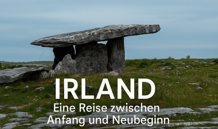 Poulnabrone Dolmen in Irland – ein steinzeitliches Grabmonument inmitten karger Landschaft unter grauem Himmel. Das Foto trägt den Titel: „Irland – eine Reise zwischen Anfang und Neubeginn“.