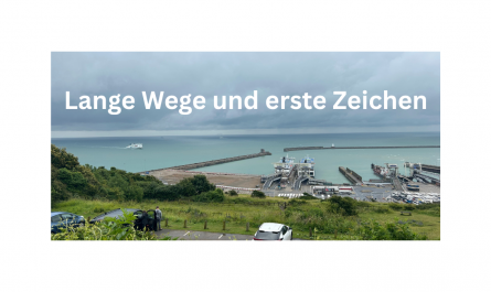 Blick auf den Hafen von Dover. Im Vordergrund ein Parkplatz, im Hintergrund das Meer, die Fähren und das Tor nach England. Das Bild trägt den Titel: "Lange Wege und erste Zeichen".