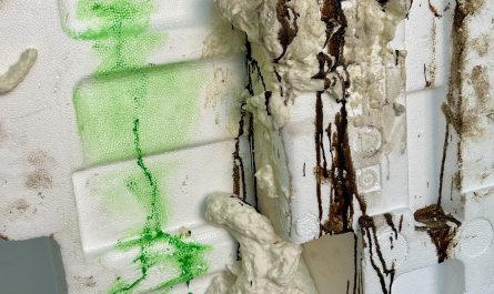 Detail einer künstlerischen Arbeit aus der Reihe Unheimliches Haus.